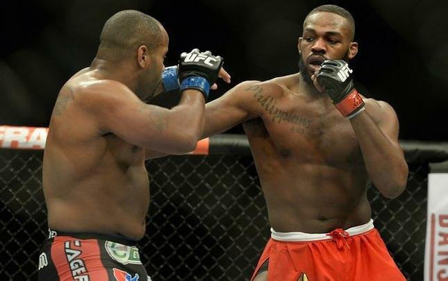Jon Jones (bermuda vermelha) venceu Daniel Cormier por decisão unânime e mantém cinturão