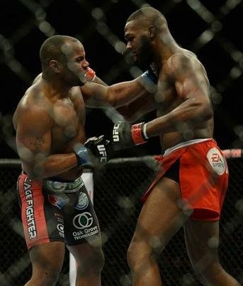 Jon Jones (bermuda vermelha) venceu Daniel Cormier por decisão unânime e mantém cinturão