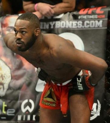 Jon Jones (bermuda vermelha) venceu Daniel Cormier por decisão unânime e mantém cinturão