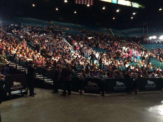 Confira a galeria de fotos da pesagem do UFC 183 - Fãs lotaram MGM para assistir pesagem e ver Conor McGregor de perto