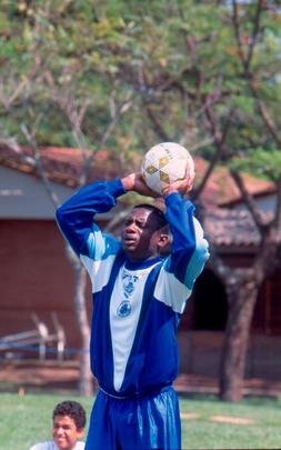 William Andem durante treino na Toca da Raposa, em BH