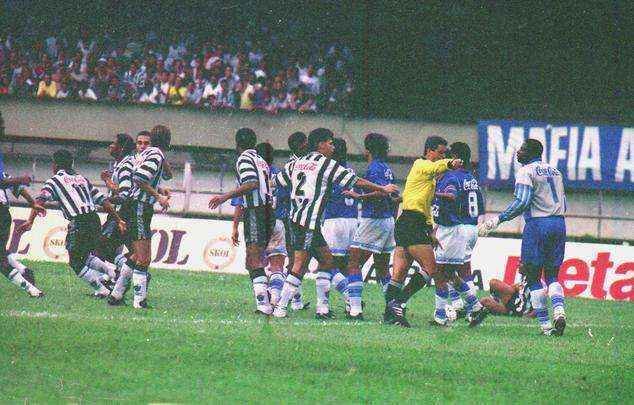 Lance da expulsão de William Andem em clássico contra o Atlético