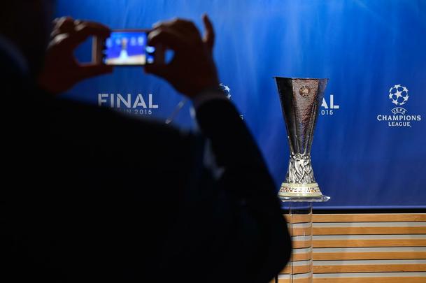 Fotos dos sorteios das semifinais da Liga dos Campeões e da Liga Europa