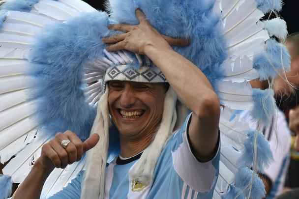 Caracterizados, torcedores de Chile e Argentina comparecem em bom número em Nova Jersey 