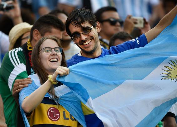 Caracterizados, torcedores de Chile e Argentina comparecem em bom número em Nova Jersey 