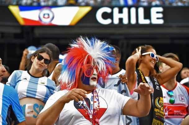 Caracterizados, torcedores de Chile e Argentina comparecem em bom número em Nova Jersey 