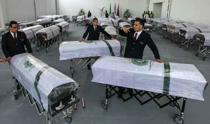 Corpos das vítimas da queda do voo da Chapecoense deixaram base aérea de Medellín, na Colômbia, rumo a Chapecó, onde será realizado velório coletivo neste sábado na Arena Condá, estádio do clube
