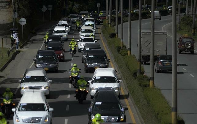 Corpos das vítimas da queda do voo da Chapecoense deixaram base aérea de Medellín, na Colômbia, rumo a Chapecó, onde será realizado velório coletivo neste sábado na Arena Condá, estádio do clube