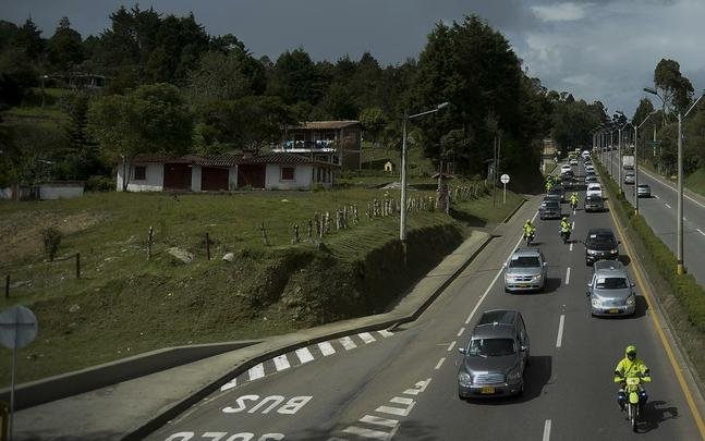 Corpos das vítimas da queda do voo da Chapecoense deixaram base aérea de Medellín, na Colômbia, rumo a Chapecó, onde será realizado velório coletivo neste sábado na Arena Condá, estádio do clube