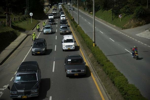 Corpos das vítimas da queda do voo da Chapecoense deixaram base aérea de Medellín, na Colômbia, rumo a Chapecó, onde será realizado velório coletivo neste sábado na Arena Condá, estádio do clube