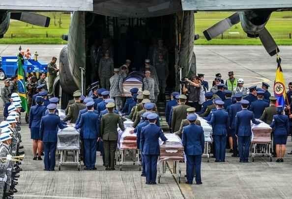 Corpos das vítimas da queda do voo da Chapecoense deixam Medellín rumo a Chapecó. Velório neste sábado, na cidade catarinense, deve reunir mais de cem mil pessoas e mil jornalistas do mundo todo
