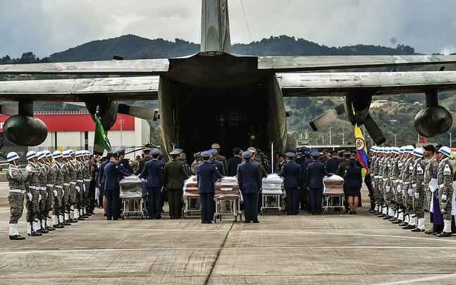 Corpos das vítimas da queda do voo da Chapecoense deixam Medellín rumo a Chapecó. Velório neste sábado, na cidade catarinense, deve reunir mais de cem mil pessoas e mil jornalistas do mundo todo