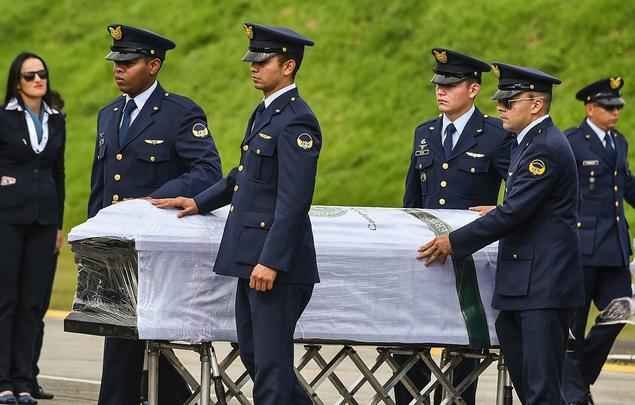 Corpos das vítimas da queda do voo da Chapecoense deixam Medellín rumo a Chapecó. Velório neste sábado, na cidade catarinense, deve reunir mais de cem mil pessoas e mil jornalistas do mundo todo
