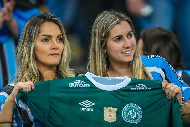 Torcedores foram vestidos ou pintados de verde na final da Copa do Brasil, entre Grêmio e Atlético, em Porto Alegre, para homenagear a Chape e as vítimas do acidente aéreo na Colômbia.