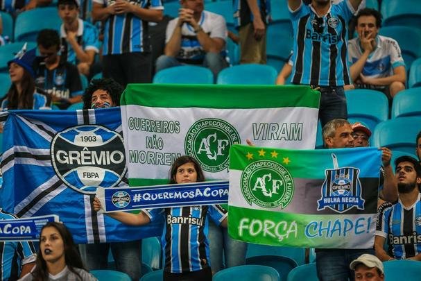 Torcedores foram vestidos ou pintados de verde na final da Copa do Brasil, entre Grêmio e Atlético, em Porto Alegre, para homenagear a Chape e as vítimas do acidente aéreo na Colômbia.