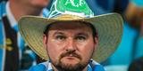 Torcedores foram vestidos ou pintados de verde na final da Copa do Brasil, entre Grêmio e Atlético, em Porto Alegre, para homenagear a Chape e as vítimas do acidente aéreo na Colômbia.