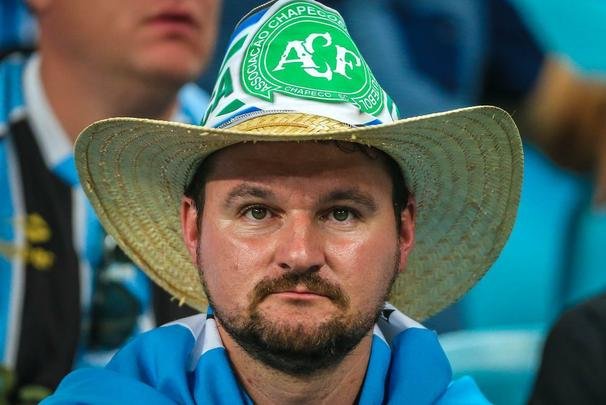 Torcedores foram vestidos ou pintados de verde na final da Copa do Brasil, entre Grêmio e Atlético, em Porto Alegre, para homenagear a Chape e as vítimas do acidente aéreo na Colômbia.