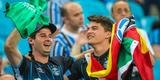 Torcedores foram vestidos ou pintados de verde na final da Copa do Brasil, entre Grêmio e Atlético, em Porto Alegre, para homenagear a Chape e as vítimas do acidente aéreo na Colômbia.