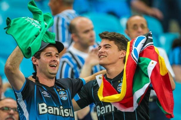Torcedores foram vestidos ou pintados de verde na final da Copa do Brasil, entre Grêmio e Atlético, em Porto Alegre, para homenagear a Chape e as vítimas do acidente aéreo na Colômbia.