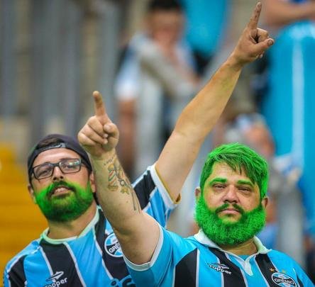 Torcedores foram vestidos ou pintados de verde para homenagear a Chape e as vítimas do acidente aéreo que resultou na morte de 71 pessoas na Colômbia na semana passada