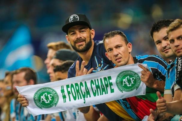 Torcedores foram vestidos ou pintados de verde na final da Copa do Brasil, entre Grêmio e Atlético, em Porto Alegre, para homenagear a Chape e as vítimas do acidente aéreo na Colômbia.