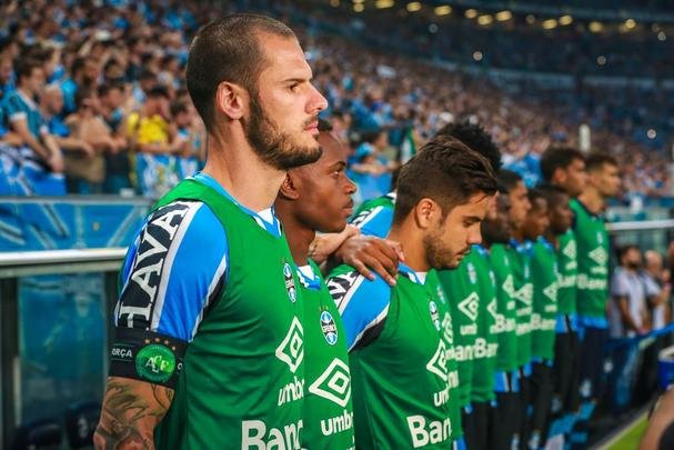 Torcedores foram vestidos ou pintados de verde na final da Copa do Brasil, entre Grêmio e Atlético, em Porto Alegre, para homenagear a Chape e as vítimas do acidente aéreo na Colômbia.