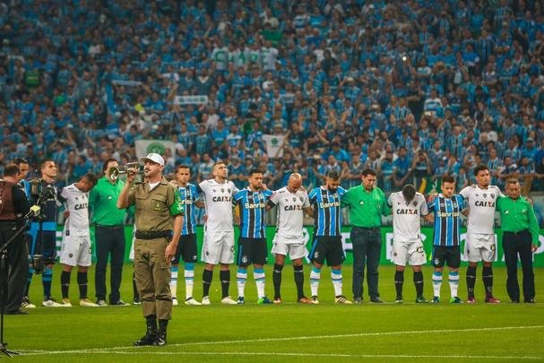 Torcedores foram vestidos ou pintados de verde na final da Copa do Brasil, entre Grêmio e Atlético, em Porto Alegre, para homenagear a Chape e as vítimas do acidente aéreo na Colômbia.