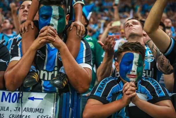 Torcedores foram vestidos ou pintados de verde na final da Copa do Brasil, entre Grêmio e Atlético, em Porto Alegre, para homenagear a Chape e as vítimas do acidente aéreo na Colômbia.
