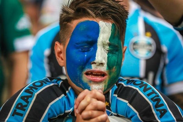 Torcedores foram vestidos ou pintados de verde na final da Copa do Brasil, entre Grêmio e Atlético, em Porto Alegre, para homenagear a Chape e as vítimas do acidente aéreo na Colômbia.