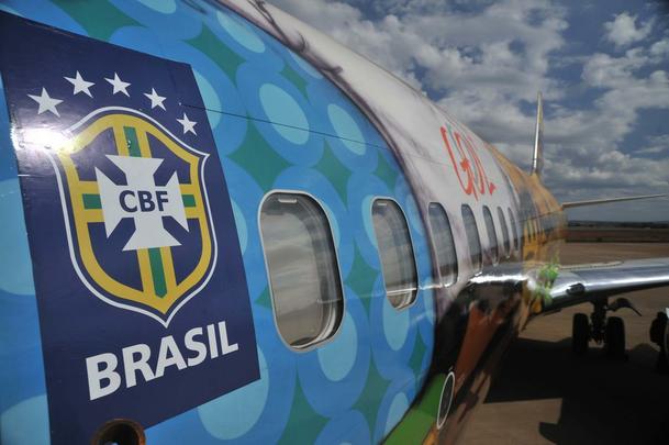 O Boeing 737 foi totalmente estilizado pelos artistas Otávio e Gustavo Pandolfo