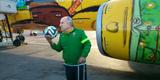 Fake do técnico Luiz Felipe Scolari em Confins antes do voo inaugural do avião oficial da Seleção Brasileira