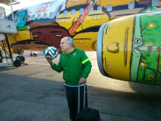 Fake do técnico Luiz Felipe Scolari em Confins antes do voo inaugural do avião oficial da Seleção Brasileira