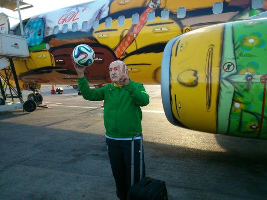 Fake do técnico Luiz Felipe Scolari em Confins antes do voo inaugural do avião oficial da Seleção Brasileira