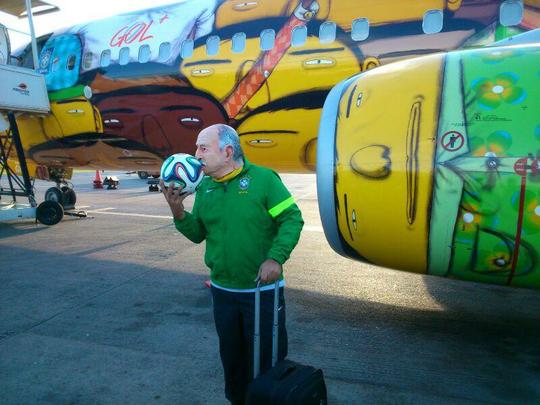 Fake do técnico Luiz Felipe Scolari em Confins antes do voo inaugural do avião oficial da Seleção Brasileira