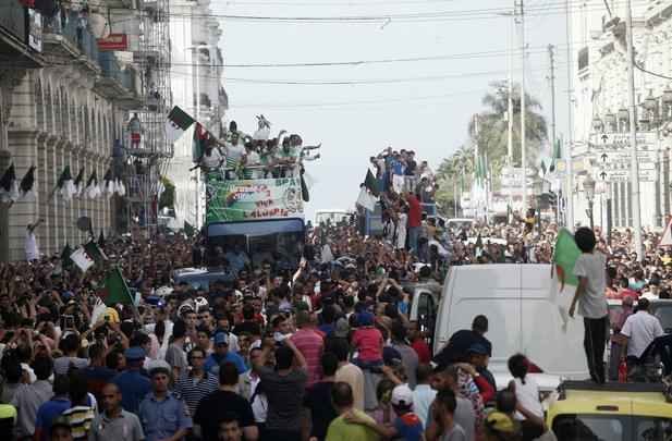 Seleção desembarcou em Argel, capital do país, e reencontrou os torcedores