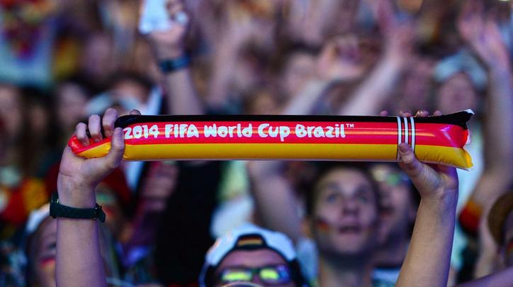 Em Berlim e Nova Iorque, alemães assistem goleada contra o Brasil e comemoram resultado com muita festa