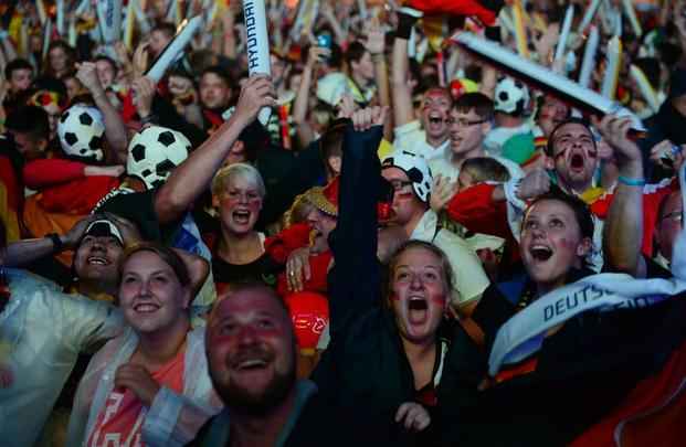 Em Berlim e Nova Iorque, alemães assistem goleada contra o Brasil e comemoram resultado com muita festa