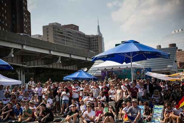 Em Berlim e Nova Iorque, alemães assistem goleada contra o Brasil e comemoram resultado com muita festa