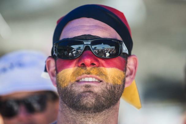 Em Berlim e Nova Iorque, alemães assistem goleada contra o Brasil e comemoram resultado com muita festa