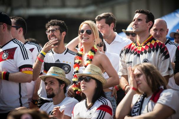 Em Berlim e Nova Iorque, alemães assistem goleada contra o Brasil e comemoram resultado com muita festa