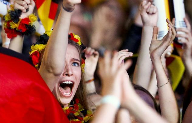 Em Berlim e Nova Iorque, alemães assistem goleada contra o Brasil e comemoram resultado com muita festa