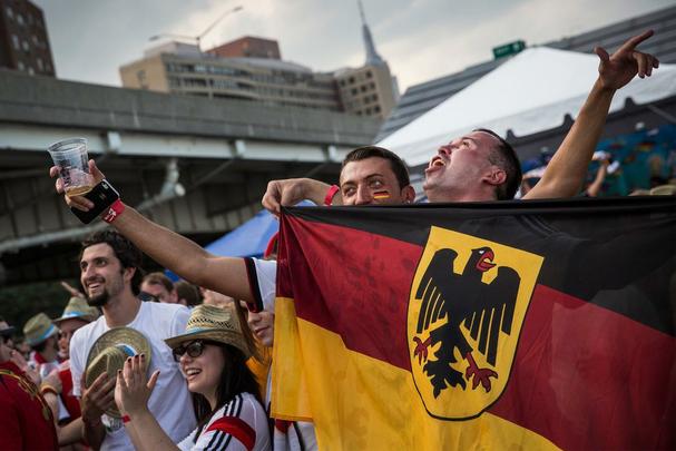 Em Berlim e Nova Iorque, alemães assistem goleada contra o Brasil e comemoram resultado com muita festa