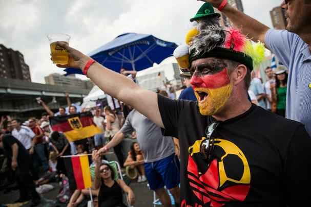 Em Berlim e Nova Iorque, alemães assistem goleada contra o Brasil e comemoram resultado com muita festa