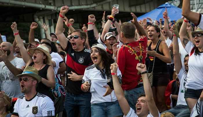 Em Berlim e Nova Iorque, alemães assistem goleada contra o Brasil e comemoram resultado com muita festa