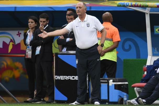 Felipão se mostrou tenso e descontente durante o jogo de despedida da Copa do Mundo