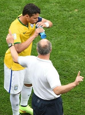Felipão se mostrou tenso e descontente durante o jogo de despedida da Copa do Mundo