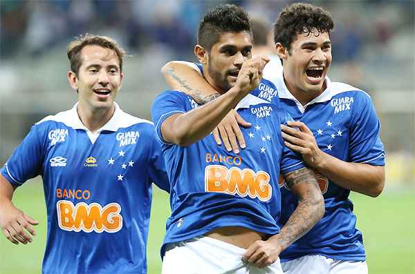 Everton Ribeiro e Vinícius Araújo comemoram com Luan, autor do gol da vitória do Cruzeiro (Joao Miranda/Esp.EM/D.A Press)