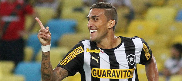 Muitas vezes vaiado pelo torcedor, Rafael Marques foi destaque no clássico com dois gols marcados (Divulgação/Botafogo)