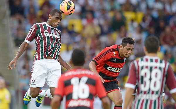 Hernane (d) foi o nome do Flamengo no clássico contra o Fluminense no Maracanã (Fernando Cazaes/Photocamera)