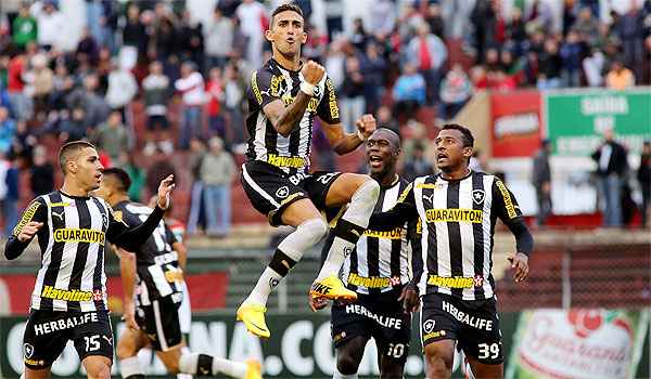 Atacante Rafael Marques comemora com companheiros o segundo gol do Botafogo no Canindé (Luis Moura/Folhapress)